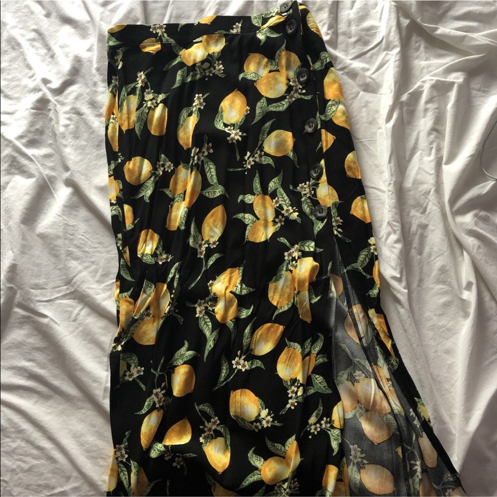 Skirt with buttons and slit.